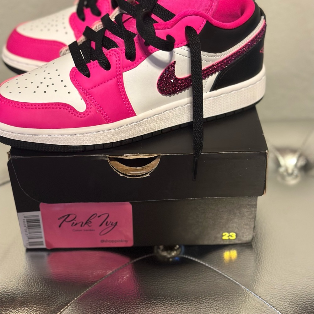 Nike Jordan 1 Low Black and Pink - Picture 6 of 9